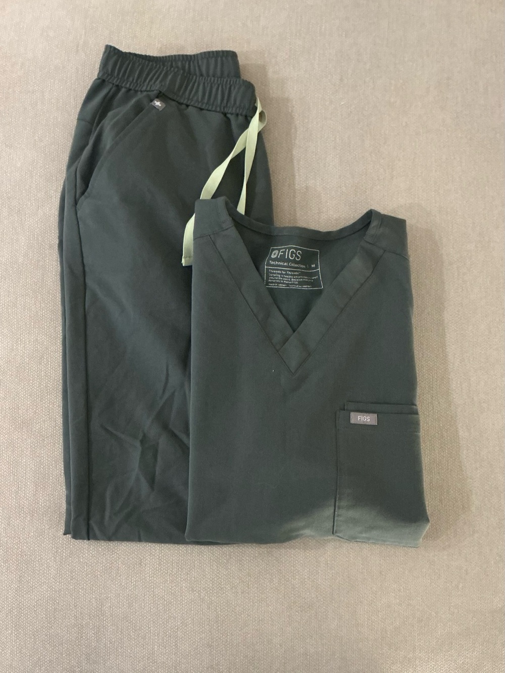 FIGS Men’s Dark Olive Scrub Set Leon Top M Tansen Jogger Pants S